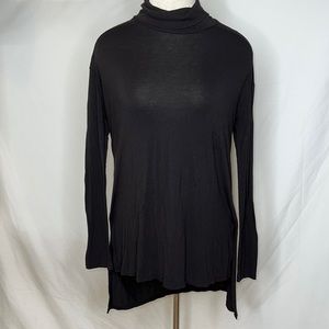 🔹 BCBG oversize Flowy Turtleneck